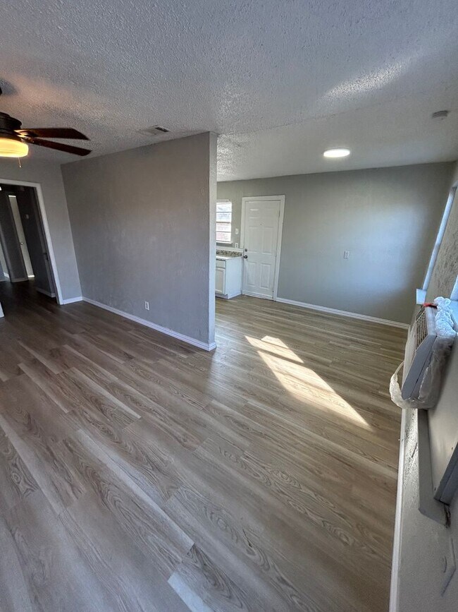 Building Photo - Discover the perfect home!