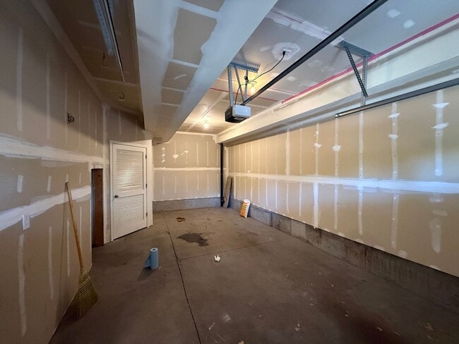 Building Photo - g434