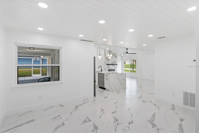 Building Photo - 5424 Loma Vista Dr E