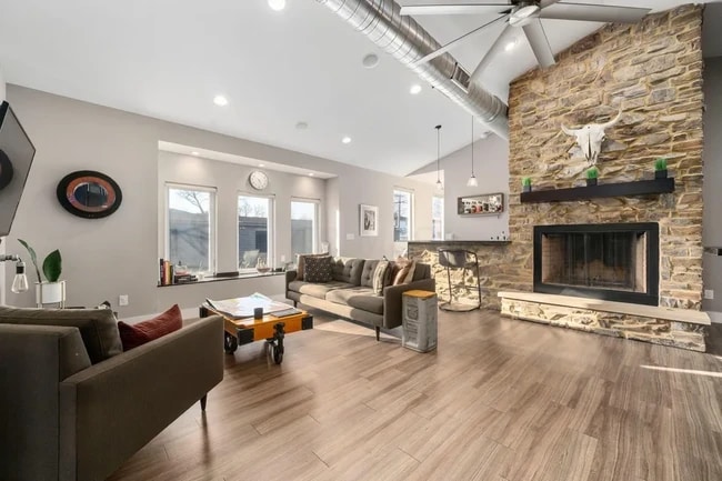 Building Photo - 484 E Kossuth St