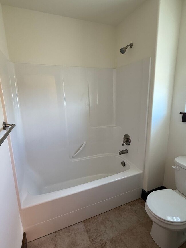 Building Photo - 5 bedroom 2.5 Bath home in Bozeman with at...