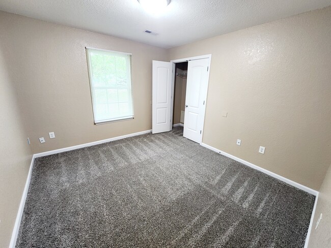 Building Photo - 4102 Valley View Dr NE