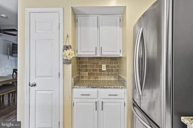 Building Photo - This beautiful 3-bedroom townhome is nestl...