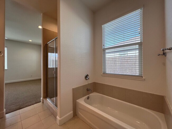 Building Photo - Spacious 3 bedroom home in Fernley