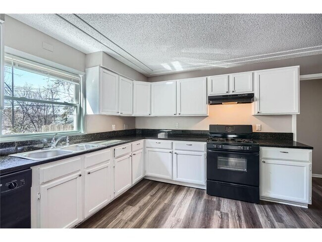 Building Photo - 707 Jenks Ave E