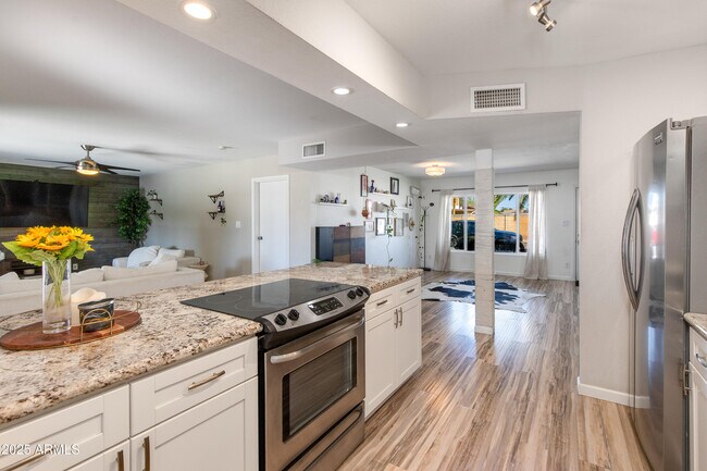 Building Photo - 3009 E Dahlia Dr