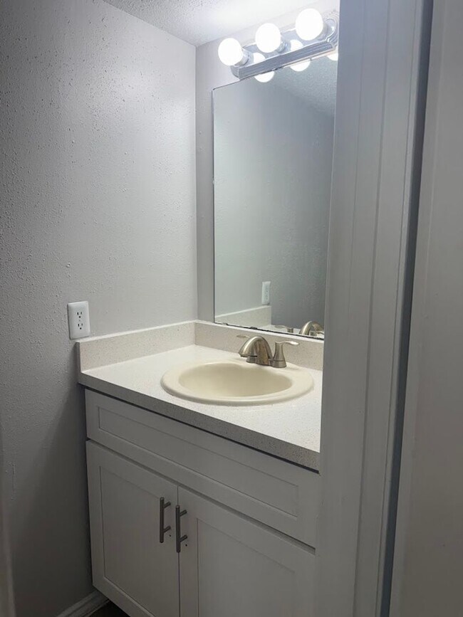 Building Photo - River Crossing 2 Bed 2 1/2 Bath - 2 Story Townhome