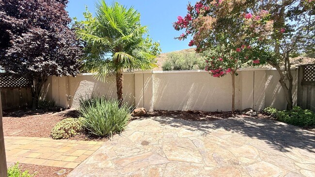 Building Photo - 1126 Vista Pointe Cir