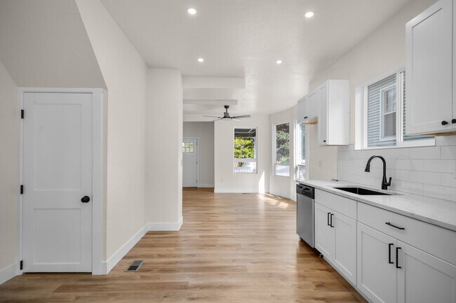 Building Photo - New Updated 3 Bed 2 Bath Lower South Hill Home!