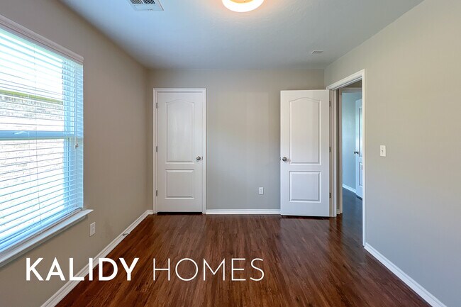 Building Photo - 7806 Bennie Terrace