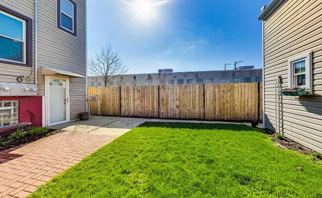 Building Photo - 4988 N Elston Ave