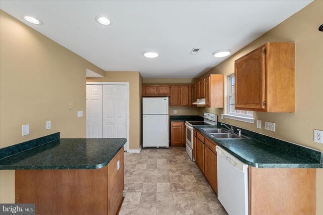 Building Photo - 400 Emily Ln