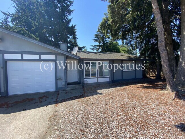Building Photo - Two Bedroom Duplex