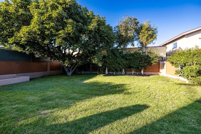 Building Photo - 2403 Alvord Ln