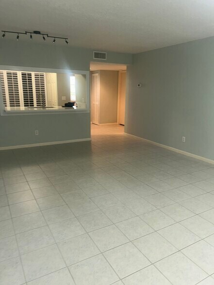 Building Photo - 1585 NE Beacon Dr