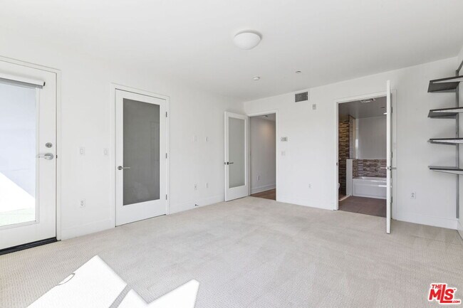 Building Photo - 11715 Goshen Ave