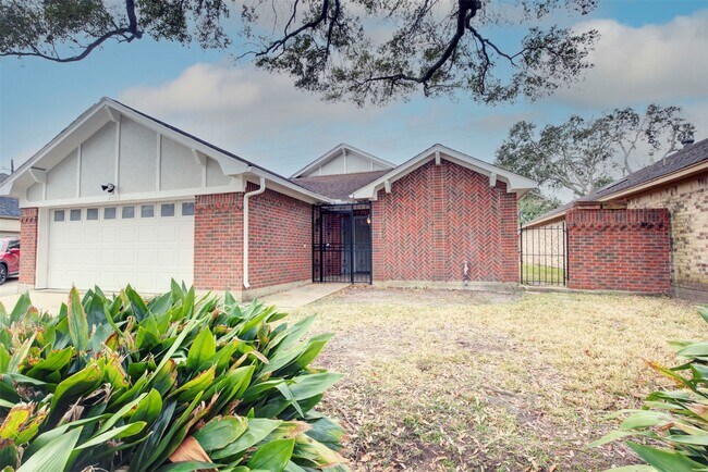 Building Photo - 1402 Forest Home Dr