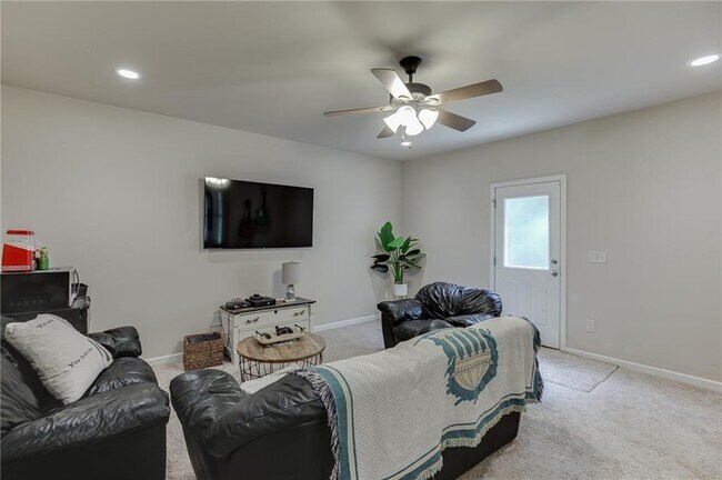 Building Photo - 6896 Big Sky Dr