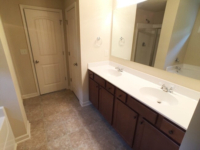 Building Photo - Modern 3BR Townhome - Swim/Tennis and More!