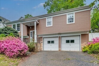 Building Photo - Heathcote Hill neighborhood 3 Bedroom 2 Ba...