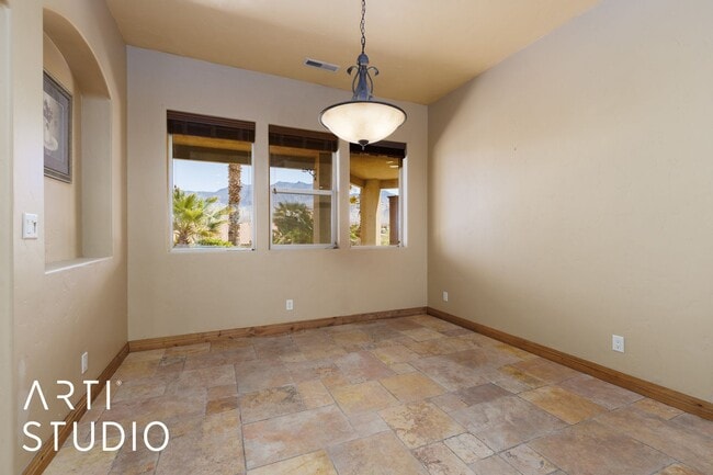 Building Photo - Beautiful 4 Bedroom, 3.5 Bath Home in Scenic