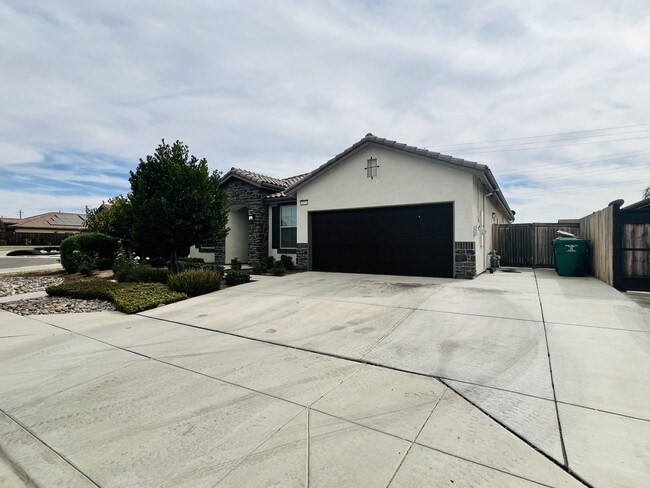 Building Photo - 9223 Oak Garden Ln