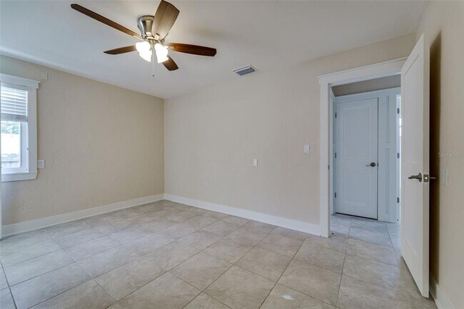 Building Photo - 553 72nd Ave