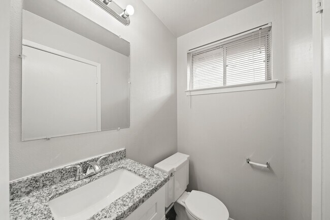 Building Photo - 743 Knob Hollow St