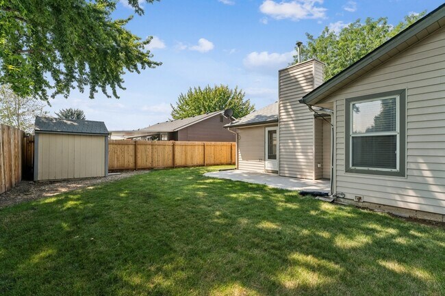 Building Photo - 5360 N Noble Fir Ave
