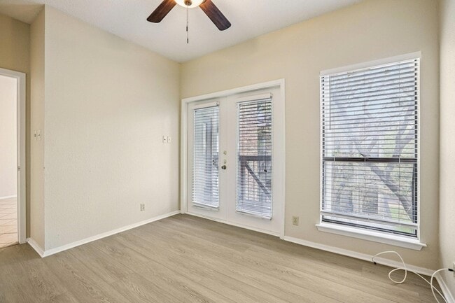 Building Photo - 807 W 25th St