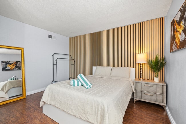 Building Photo - 1250 Stratford Ln