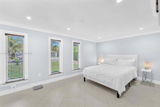Building Photo - 4301 SW 85th Ave