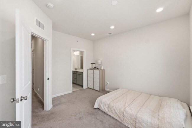 Building Photo - 16122 Columbus Ave