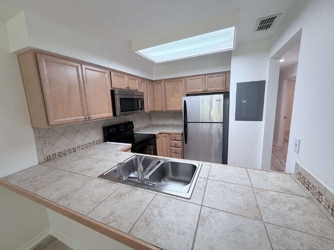 Building Photo - 2 Bedroom Condo on a Corner Lot Available for Rent