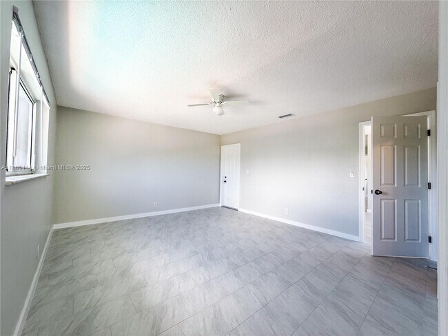 Building Photo - 5621 NE 22nd Ave