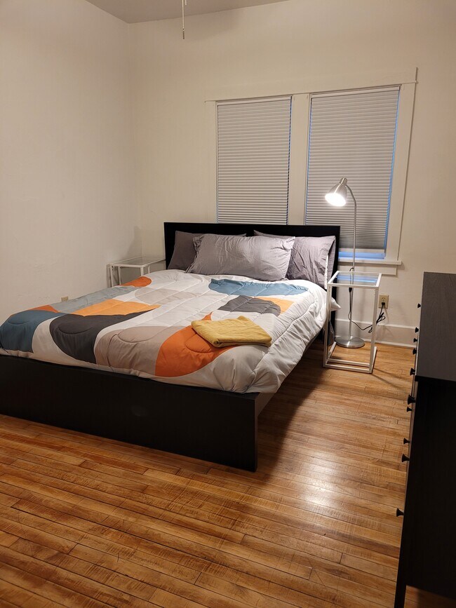 Building Photo - 517 E Johnson St