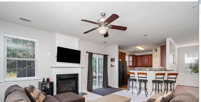 Building Photo - 3367 Streamside Dr