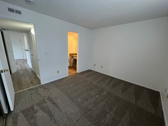 Building Photo - 2bd/2ba Washer/Dryer in unit!!!