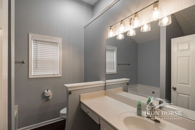 Building Photo - 112 Mint Pl