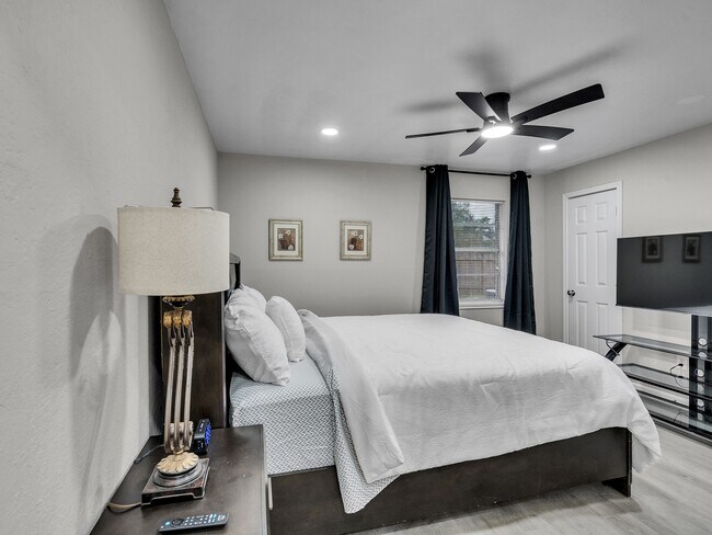 Building Photo - 705 Littlewood