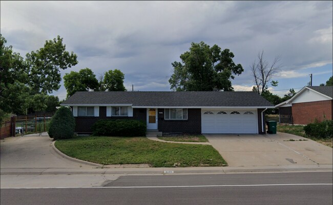 Building Photo - Room in a large shared home, great neighborhood, friendly roommates!