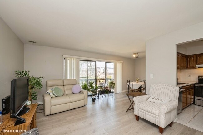 Building Photo - 260 E Court of Shorewood