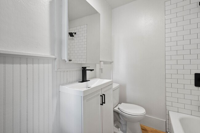 Building Photo - MOVE IN NOV 1ST! This BEAUTIFUL 1-bedroom ...