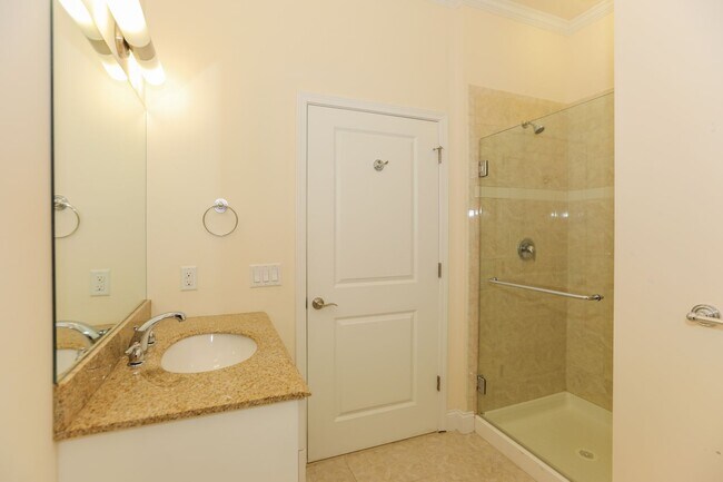 Building Photo - 2/Bedroom 2/Full bath - Panoramic Views - Best Location In Edgewater