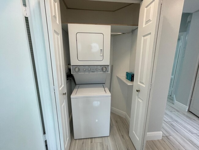 Building Photo - 6526 Via Regina