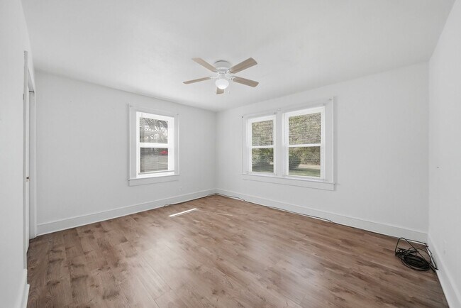 Building Photo - Charming 2BR Ranch with Spacious Yard & Ample Parking