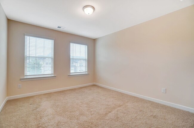 Building Photo - 3 Bedroom Townhome in Steele Creek!