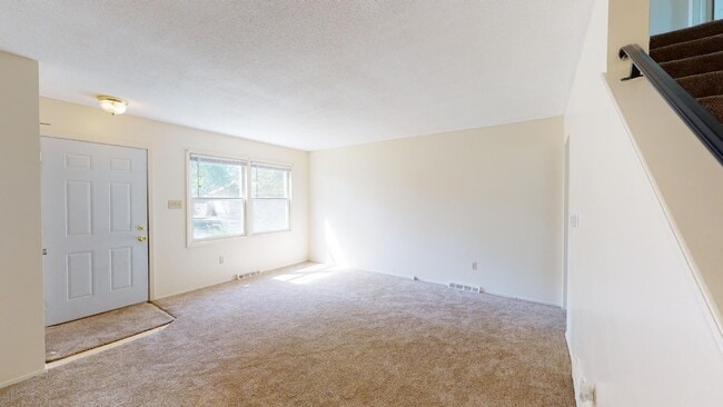 Building Photo - Close to Grandview College A