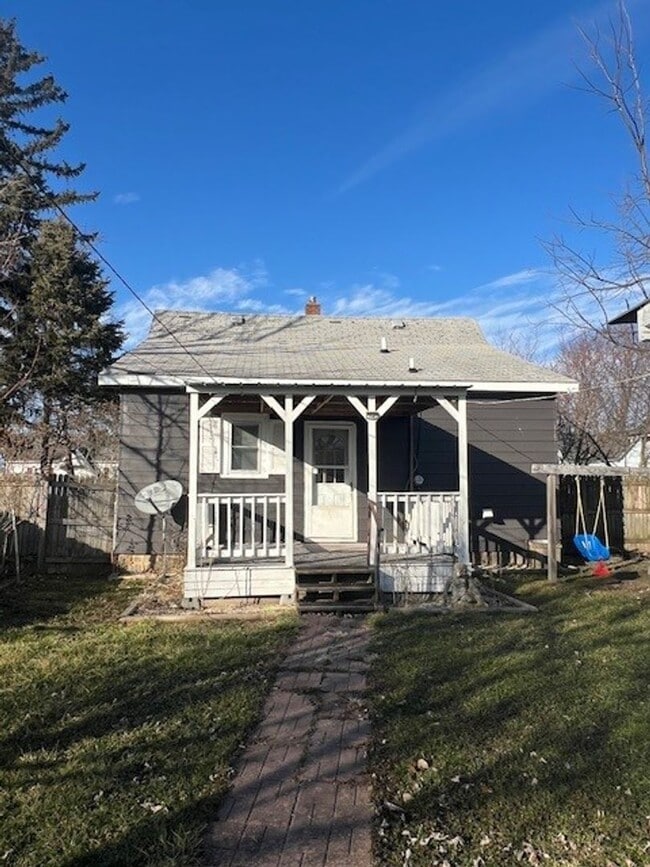 Building Photo - 2 bed 1 bath with garage and fenced in yard
