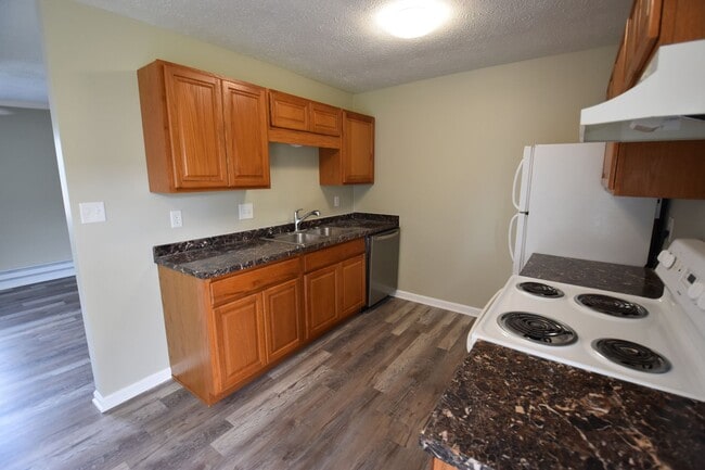 Building Photo - 3 Bedroom, 1 Bath Ranch in Greenfield